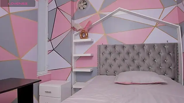 Isa little4u online show from 5, 2, 2025