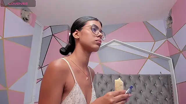 Isa little4u online show from 6, 2, 2025