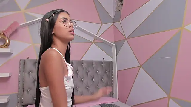 Isa little4u online show from 14, 2, 2025