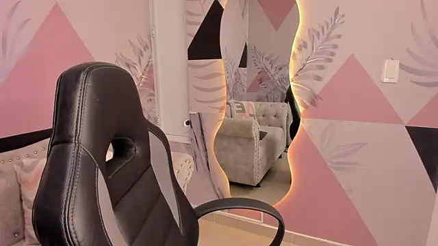 Isa little4u online show from 4, 3, 2025