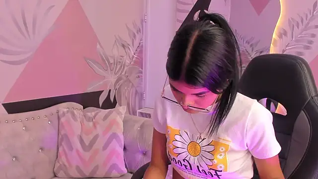 Isa little4u online show from 6, 3, 2025