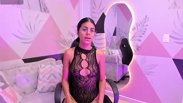 Isa little4u online show from 10, 3, 2025