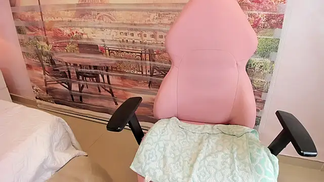 Isa little4u online show from 7, 10, 2025