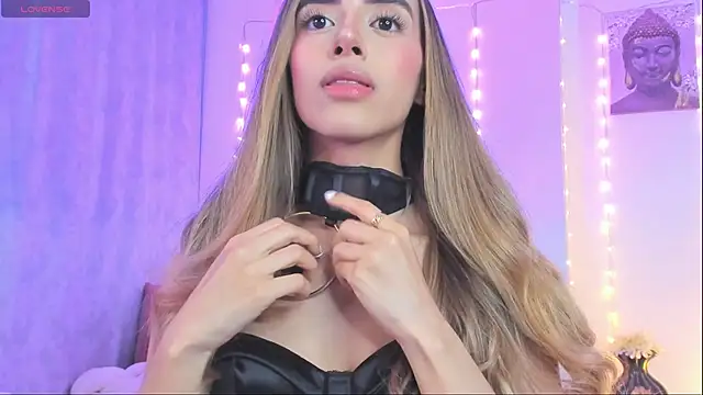 Snapshot of StormiRusso chatting on 23, 11, 2025 StormiRusso online show from 23, 11, 2025