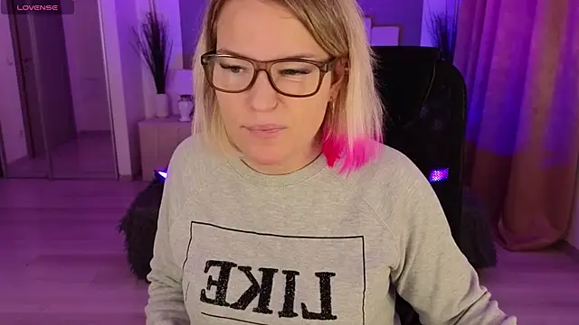 EVAshinyGIRL online show from 4, 1, 2025