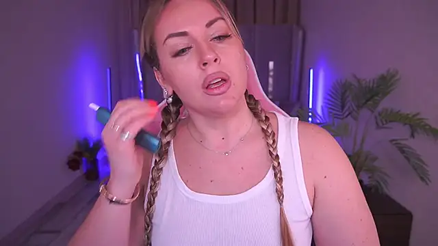 KiraCandyS online show from 1, 2, 2025