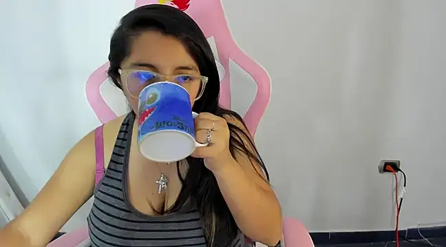 Snapshot of _Angelinaandrade_ chatting on 5, 2, 2025 Angelinaandrade online show from 5, 2, 2025