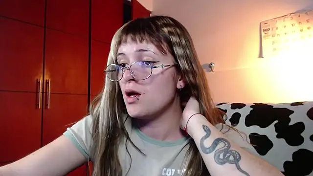 NEXT DOOR GIRL  online show from 26, 9, 2025