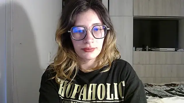 Snapshot of mariana124- chatting on 17, 12, 2024 mariana124- online show from 17, 12, 2024