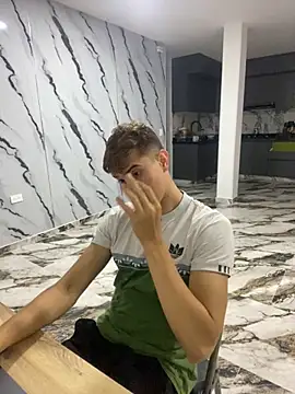 Snapshot of oliver_Lz chatting on 29, 10, 2025 oliver Lz online show from 29, 10, 2025