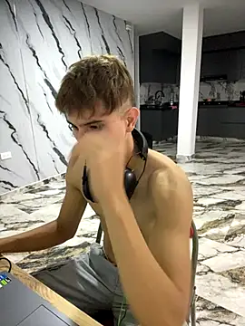 Snapshot of oliver_Lz chatting on 12, 11, 2025 oliver Lz online show from 12, 11, 2025