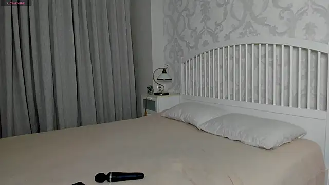 Eva  Lewis online show from 25, 4, 2026