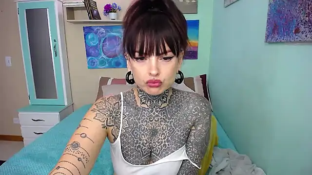 Snapshot of LolaRouse chatting on 7, 1, 2025 LolaRouse online show from 7, 1, 2025