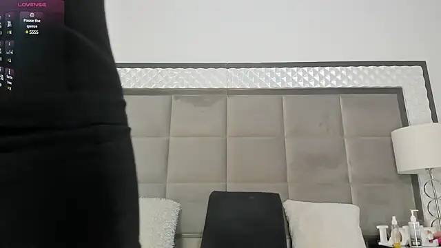 OliviaBurning online show from 6, 3, 2025