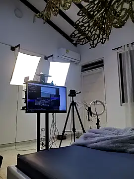 OliviaBurning online show from 13, 9, 2025