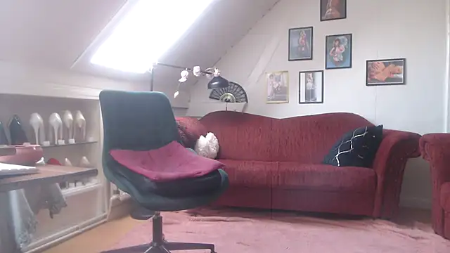 Snapshot of GinaBlonde chatting on 8, 3, 2025 GinaBlonde online show from 8, 3, 2025