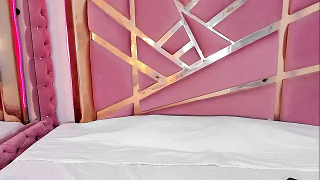 Britanymooree online show from 16, 4, 2026