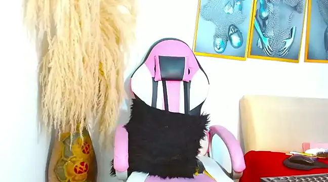 mia foxts online show from 14, 2, 2025