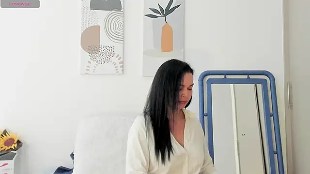 Evawalker  online show from 4, 3, 2026