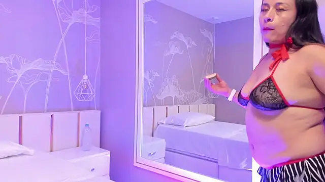 Daphne81  online show from 11, 11, 2025