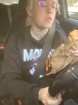 Snapshot of poussichienne chatting on 27, 11, 2025 poussichienne online show from 27, 11, 2025