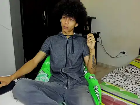 Snapshot of cardrey05 chatting on 10, 10, 2025 cardrey05 online show from 10, 10, 2025