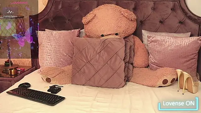 Snapshot of JaneDevine chatting on 13, 11, 2025 JaneDevine online show from 13, 11, 2025