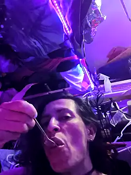 gurlnips online show from 31, 3, 2026