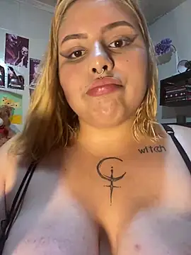 Snapshot of CrisyFerreira chatting on 4, 3, 2025 CrisyFerreira online show from 4, 3, 2025