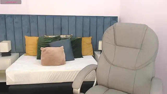 Snapshot of april_bunnyy chatting on 17, 12, 2025 april bunnyy online show from 17, 12, 2025