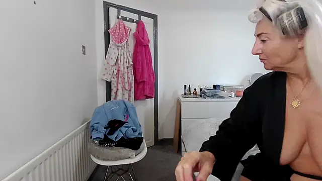 TanyaTaylor45 online show from 18, 10, 2025