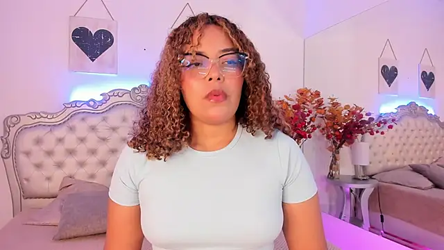 NiaColusi online show from 8, 9, 2025