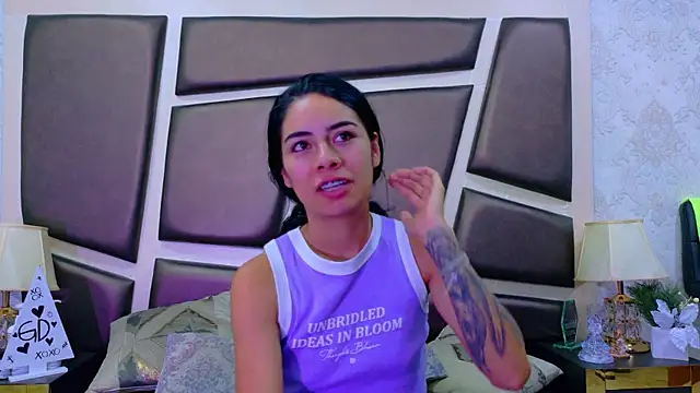 Snapshot of NicoleEsposito chatting on 8, 5, 2026 NicoleEsposito online show from 8, 5, 2026
