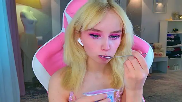 Snapshot of b4by_LoL1 chatting on 1, 2, 2026 b4by LoL1 online show from 1, 2, 2026