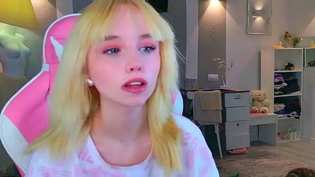 Snapshot of b4by_LoL1 chatting on 4, 2, 2026 b4by LoL1 online show from 4, 2, 2026