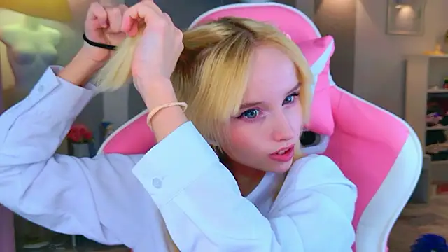 Snapshot of b4by_LoL1 chatting on 13, 2, 2026 b4by LoL1 online show from 13, 2, 2026