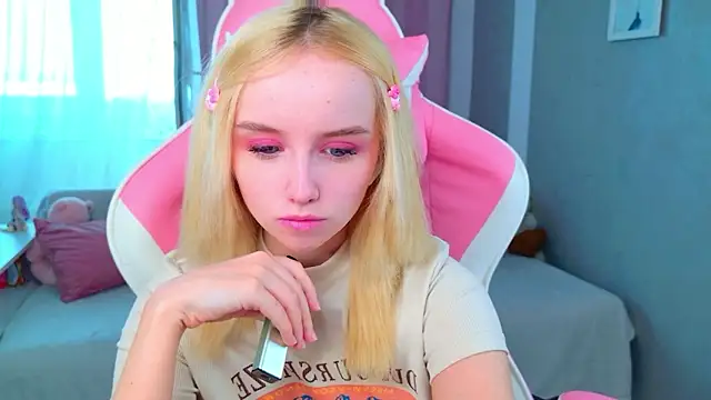 Snapshot of b4by_LoL1 chatting on 28, 2, 2026 b4by LoL1 online show from 28, 2, 2026