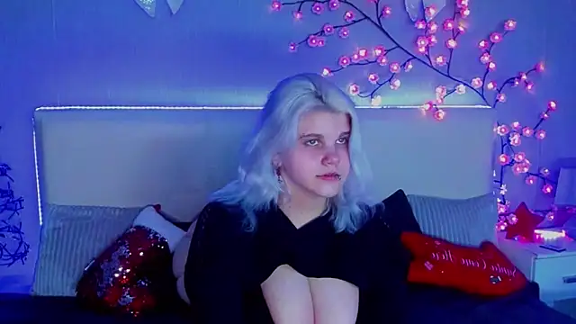 Snapshot of JoannLowe chatting on 22, 12, 2025 JoannLowe online show from 22, 12, 2025