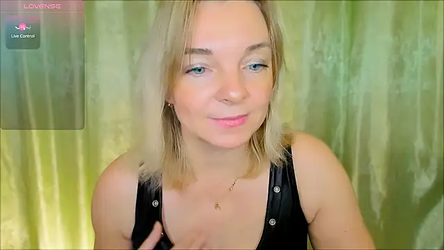 Snapshot of Regina__blue chatting on 2, 12, 2024 Regina blue online show from 2, 12, 2024