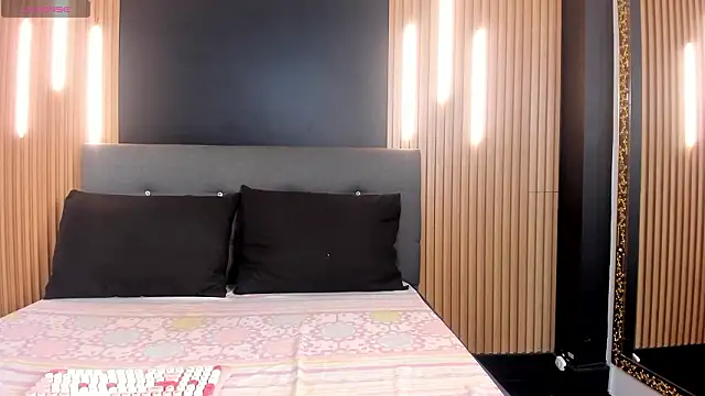 EvaaLovia1 online show from 6, 3, 2026