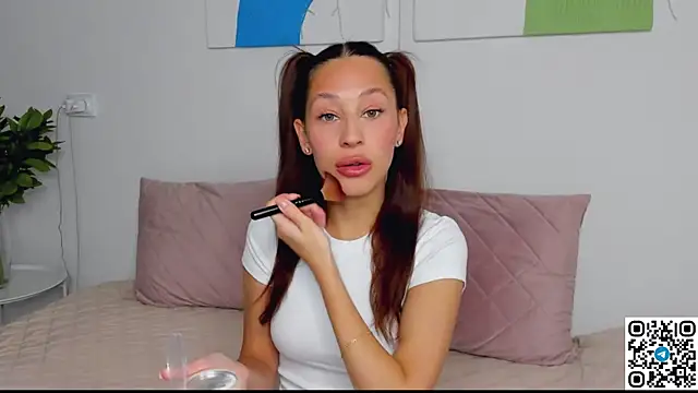 Snapshot of SelenaRousey chatting on 4, 5, 2026 SelenaRousey online show from 4, 5, 2026