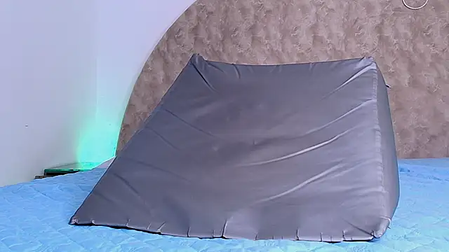 anisha x online show from 25, 4, 2026