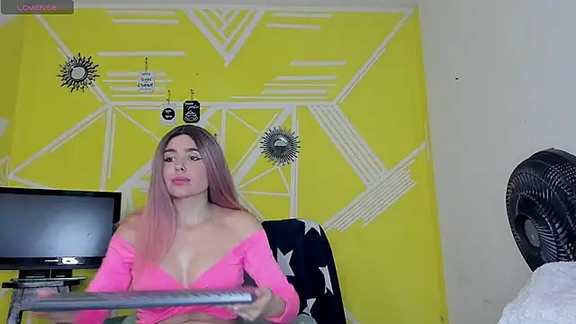 Snapshot of Nikolle_Rouss chatting on 5, 12, 2025 Nikolle Rouss online show from 5, 12, 2025