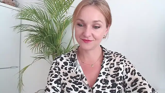 Snapshot of AliciaDesire chatting on 14, 10, 2025 AliciaDesire online show from 14, 10, 2025