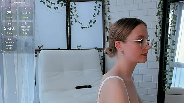 IsabellaTorrance online show from 28, 2, 2025