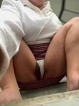 MiaLujan  online show from 6, 2, 2026