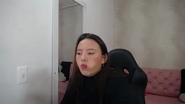 lauraguzman online show from 22, 2, 2025