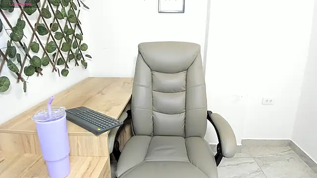 Madeleine  w online show from 23, 4, 2026