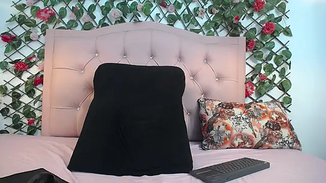 LucyCute 1 online show from 13, 4, 2026