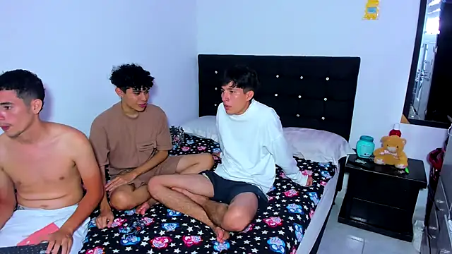 Snapshot of Alexander_and_Xiao chatting on 5, 2, 2025 Alexander and Xiao online show from 5, 2, 2025